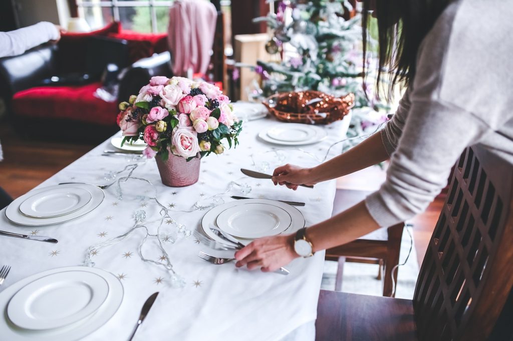 personne qui dresse un table