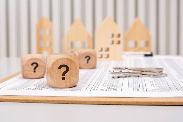 des dés avec un point d'interrogation