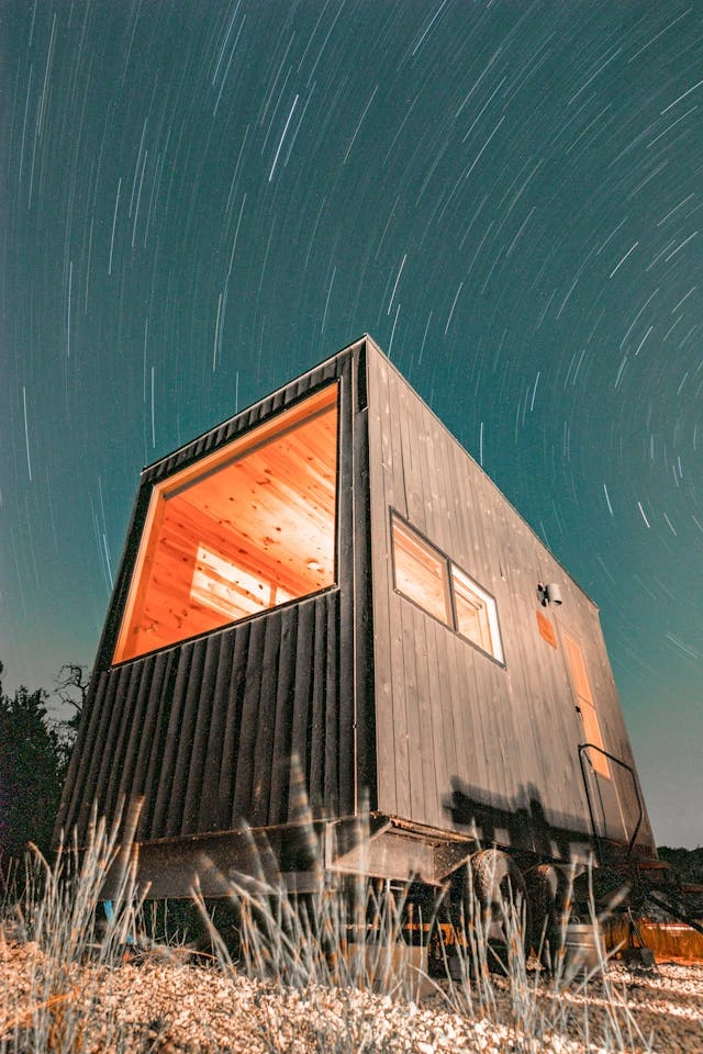 une tiny house de nuit