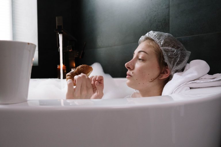 une femme qui prend un bain dans une baignoire